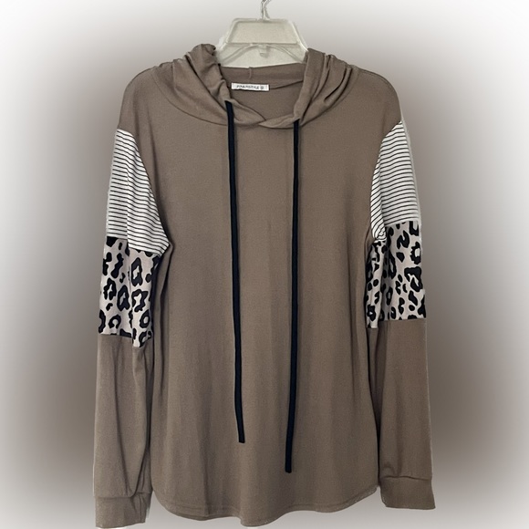 PINKMSTYLE Lightweight Tan Hoodie with Leopard and Black/White Striped Sleeves - Picture 1 of 4